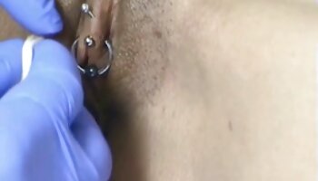 College Lady Fucked bên trong văn phòng cửa hàng cầm đồ trong khi cô ấy đang sẽphude bán chiếc nhẫn của mình